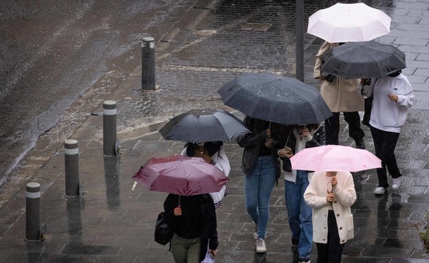 אנשים עם מטריות בזמן שיורד גשם בירושלים (צילום: יונתן זינדל, פלאש/90 )