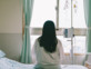 אישה יושבת על מיטת בית חולים (אילוסטרציה: PR Image Factory, shutterstock)