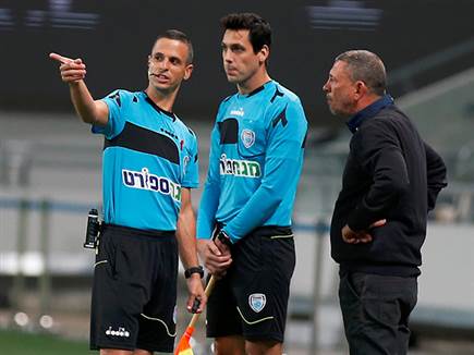 ניר קלינגר והשופטים לפני המשחק. המון אירועים, מעט כדורגל (אלן שיבר)