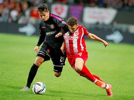 גיא בדש מנסה להשתלט על הכדור (אלן שיבר)