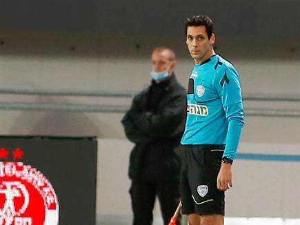 הקוון עם דגל הנבדל. דרמה בתחילת המשחק (אלן שיבר)