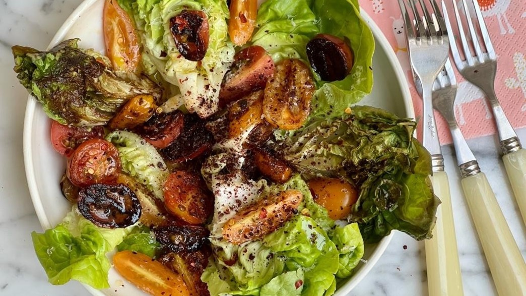 סלט חסה ועגבניות צלויות