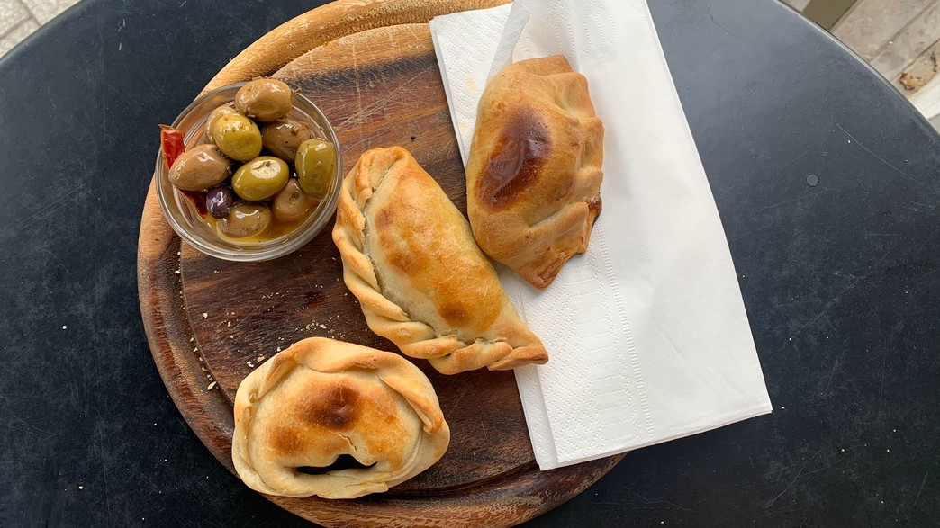 שלישיית אמפנדס וזיתים על חשבון הבית