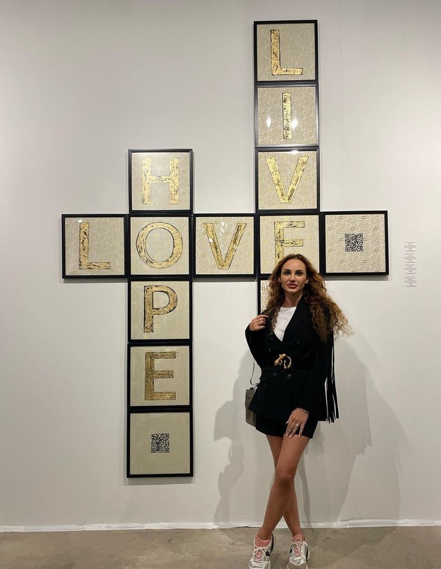 נארין ארקליאן עם יצירת האמנות "Love, Hope, Live" (צילום: narinearakelianofficial, instagram)