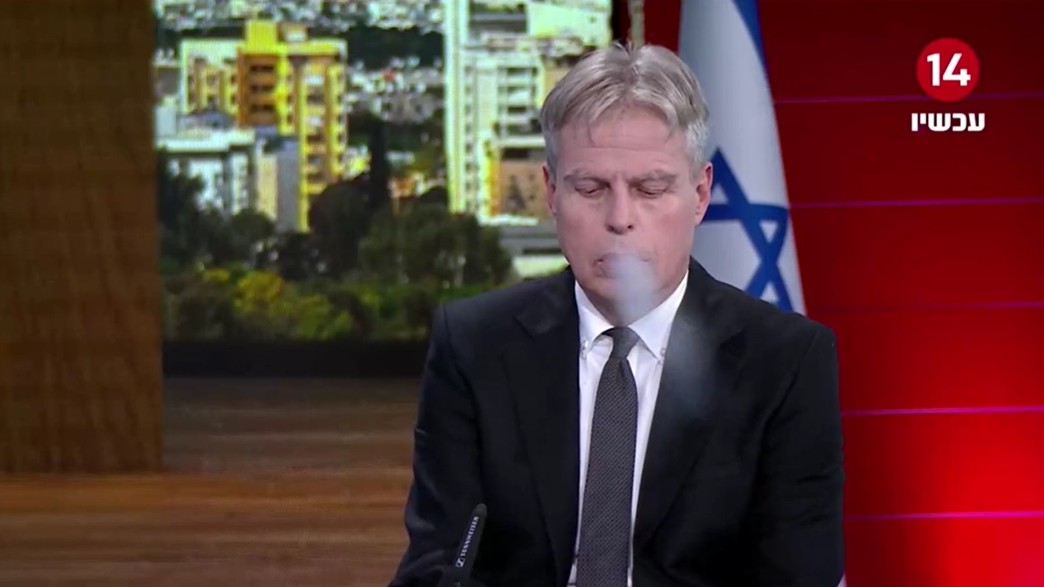 ארי שמאי מעשן בזמן שידור בערוץ 14 (צילום: צילום מסך)