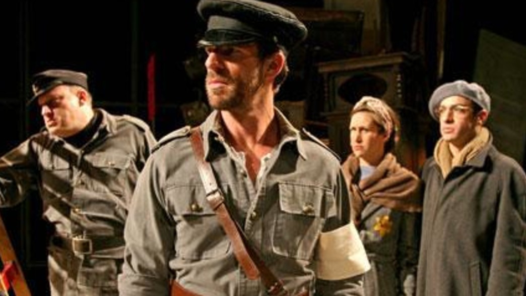 שחקני ההצגה "גטו". ממשיכה לעורר סערה