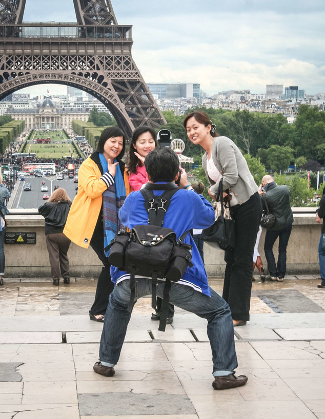 תיירים סינים בפריז (צילום: BalkansCat, shutterstock)
