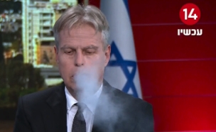 ארי שמאי מעשן בזמן שידור בערוץ 14 (צילום: צילום מסך)