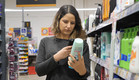 אישה סורקת מוצרים בסופרמרקט במודיעין (צילום: hafakot, shutterstock)
