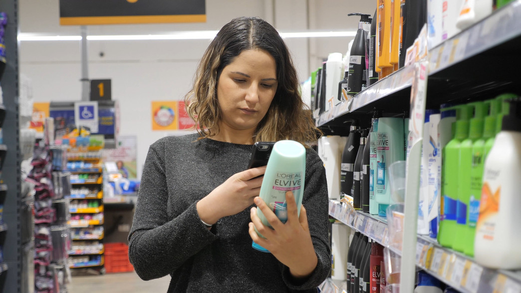 אישה סורקת מוצרים בסופרמרקט במודיעין (צילום: hafakot, shutterstock)