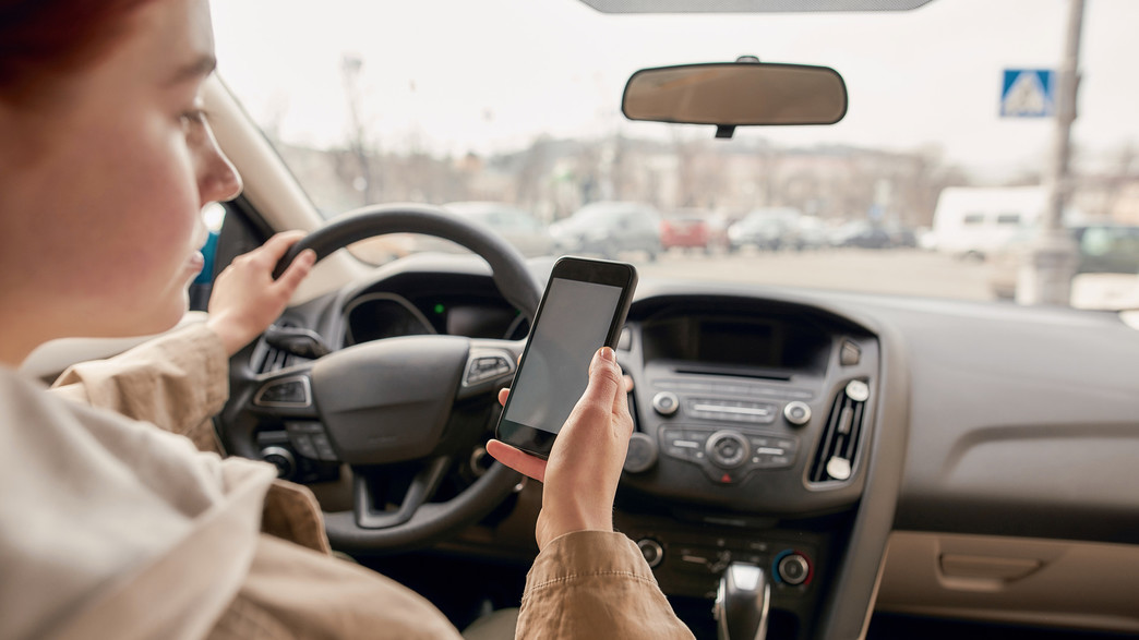 טלפון בנהיגה, אישה משתמשת בטלפון בנהיגה