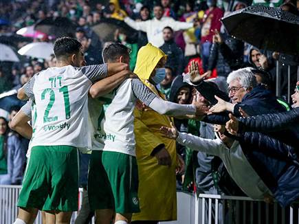 חגגו בגשם. שחקני חיפה עם הקהל (מאור אלקסלסי)