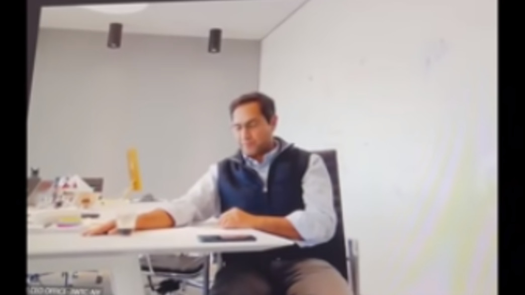 המנכ"ל פיטר 900 עובדים בשיחת זום