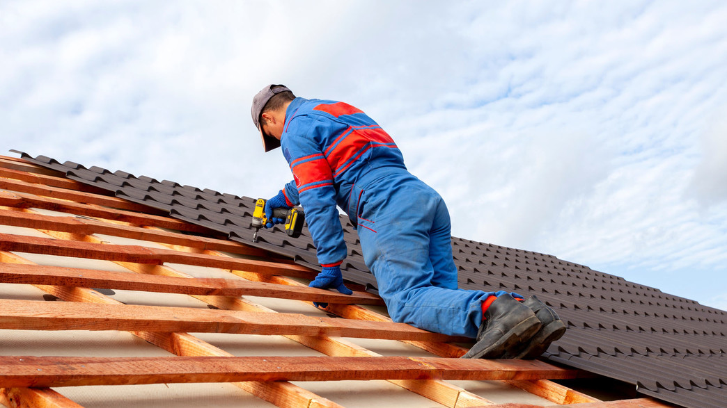 מתקין גגות, עובד על הגג