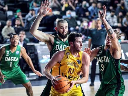 פניני מפלס את דרכו (FIBA)