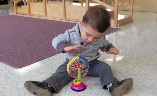 ילד משחק בצעצועים (צילום: ParentingTeam)