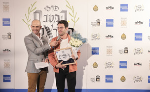 רז רהב, זוכה בפרס השף המצטיין של המטבח הישראלי ועמית אהרונסון  (צילום: אייל מרילוס )