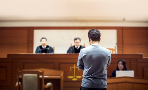עבריין בבית משפט (צילום: MR.Yanukit, shutterstock)
