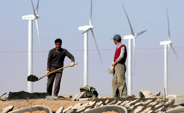 פועלים סינים במדבר גובי (צילום: רויטרס)