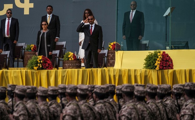 ראש הממשלה וצבאו (צילום: EDUARDO SOTERAS/AFP, GettyImages)