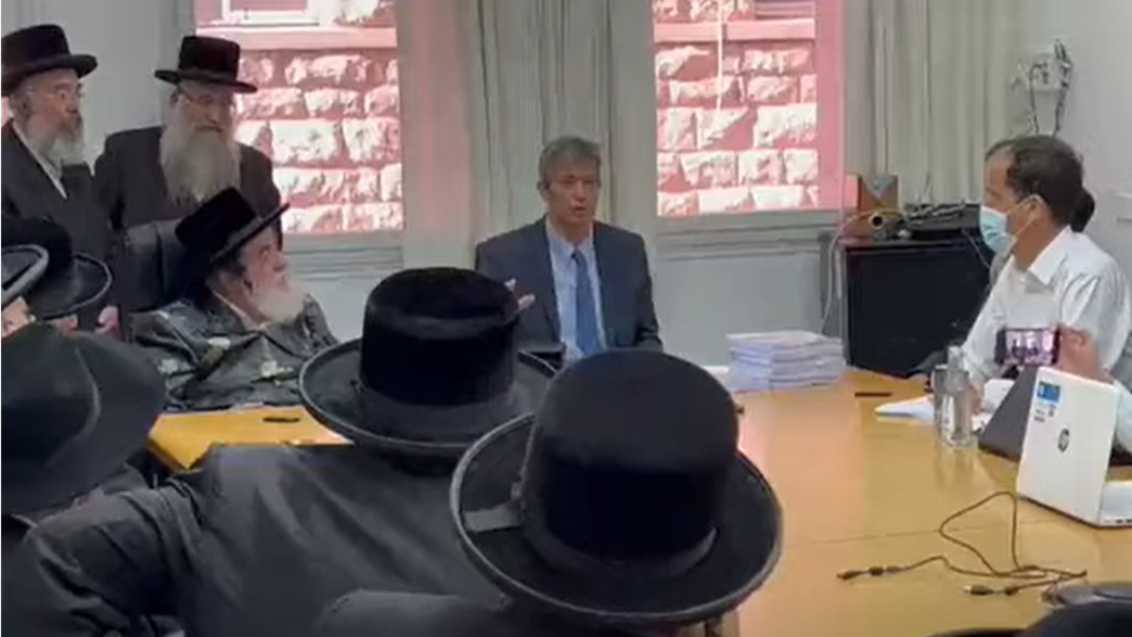 פגישת יועז הנדל והאדמו"רים (צילום: youtube)
