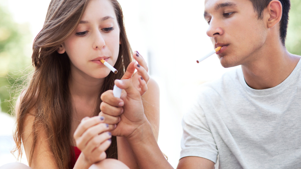 בני נוער מעשנים (אילוסטרציה: Shutterstock, מעריב לנוער)