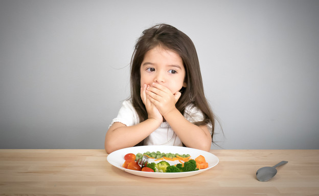 ילדה מסרבת לאכול (צילום: shutterstock By asiandelight)