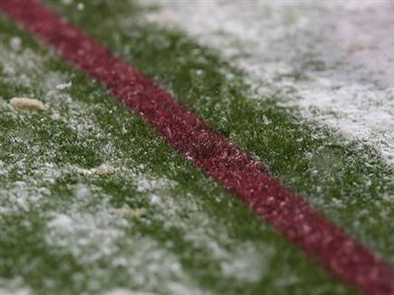 קווי המגרש נצבעו באדום (GETTY)