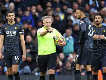 שריקה גבולית לפנדל. ג'ונאתן מוס (GETTY)