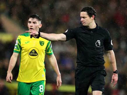 ההחלטה שעשתה את ההבדל. השופט מצביע על הנקוד הלבנה (GETTY)