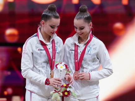 דינה וארינה אברינה עם מדליות מאליפות עולם. רוצות עוד (Getty) (צילום: ספורט 5)