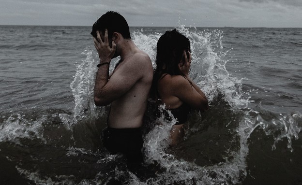 גבר ואישה בים (צילום: unsplash)