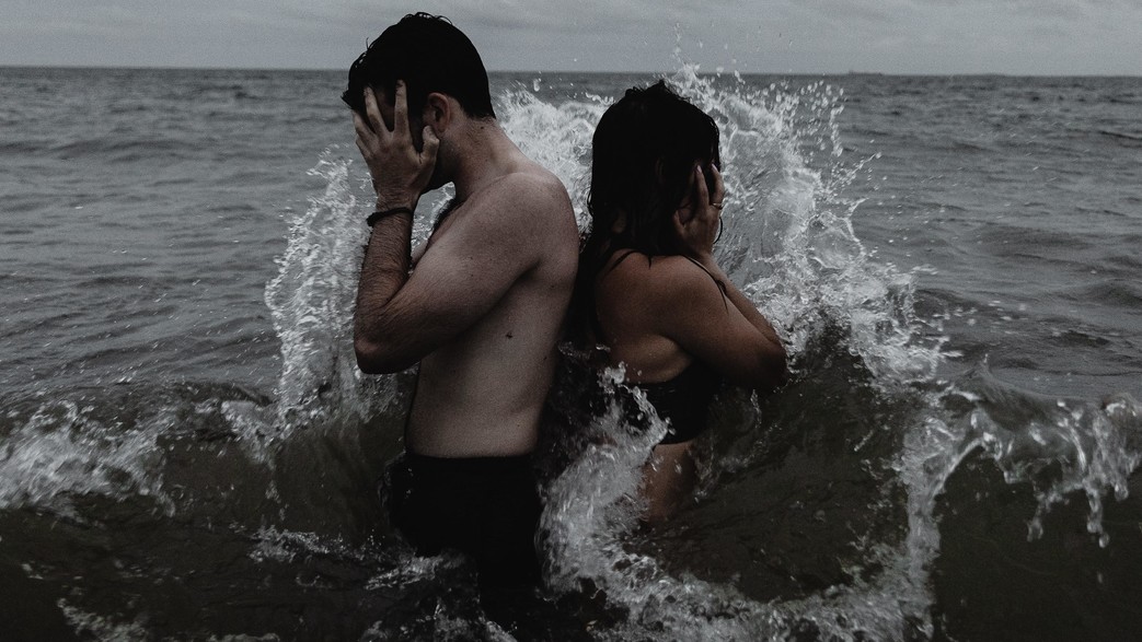 גבר ואישה בים (צילום: unsplash)