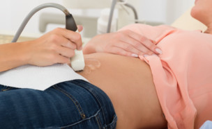 אישה בהריון מבצעת בדיקת שקיפות עורפית (אילוסטרציה: Andrey_Popov, shutterstock)