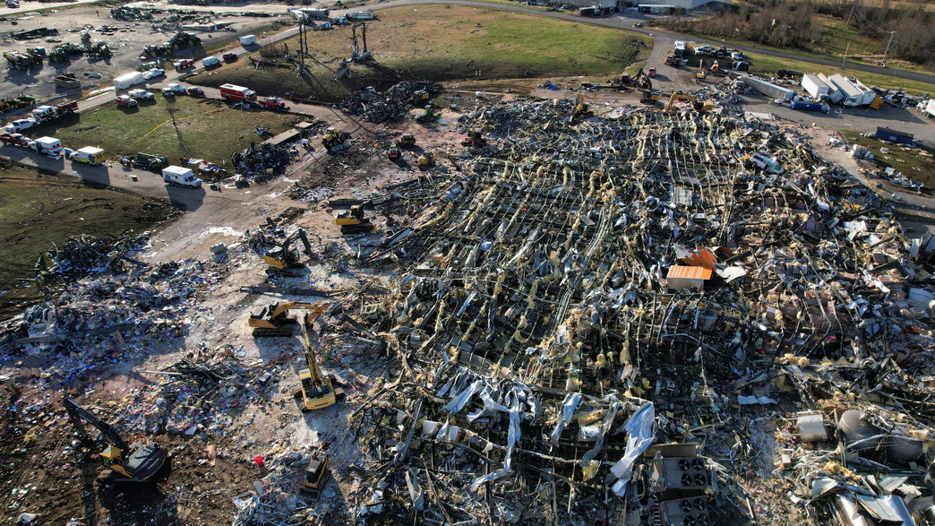 ההרס האדיר במפעל נרות מפגיעת הטורנדו במאיפילד, קאנטקי