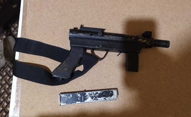 הנשק שנתפס בביתו של המבוקש שנעצר בשכם (צילום: דוברות המשטרה)