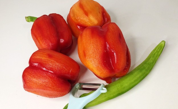 סלט פלפל קלוי - הפלפלים המקולפים