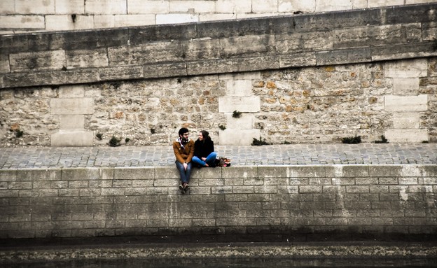 זוג בפריז (צילום: saeed mhmdi, unsplash)