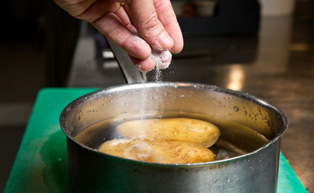המלחת מי בישול של תפוחי אדמה (צילום:  seeshooteatrepeat, shutterstock)