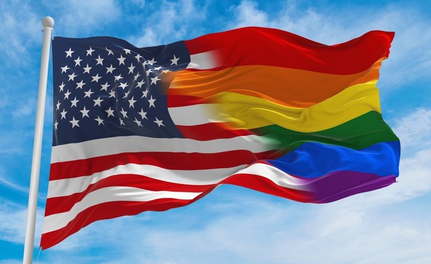 דגל ארצות הברית ודגל הגאווה (צילום: Maxim Ermolenko, shutterstock)