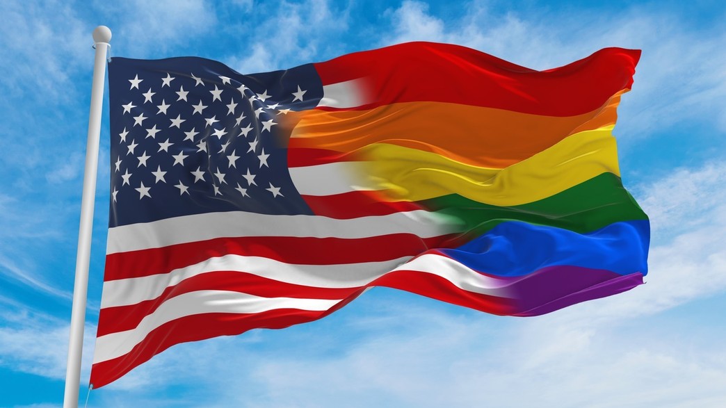 דגל ארצות הברית ודגל הגאווה (צילום: Maxim Ermolenko, shutterstock)