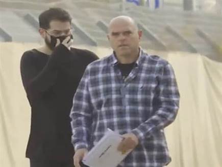 חוגג ביציאה מבית המעצר