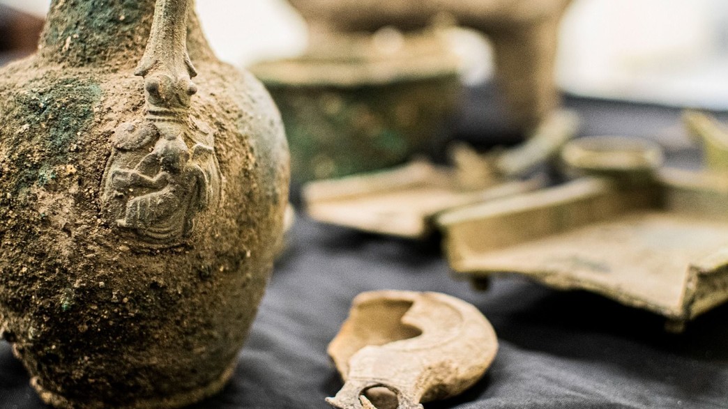 מחתות ברונזה מעוטרות ששימשו להקטרת קטורת