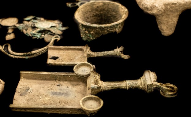 מחתות ברונזה מעוטרות ששימשו להקטרת קטורת (צילום: רשות העתיקות)