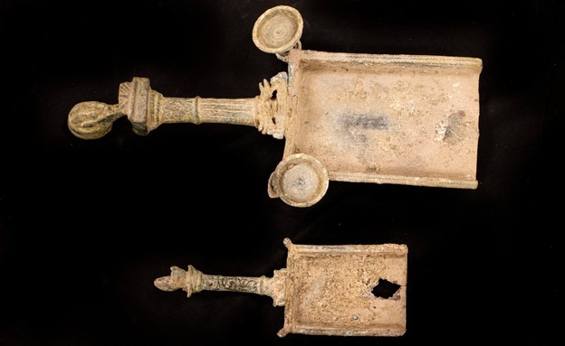 מחתות ברונזה מעוטרות ששימשו להקטרת קטורת (צילום: רשות העתיקות)