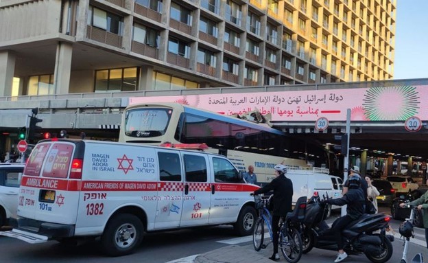 אוטובוס נכנס מתחת לגשר ונתקע בתל אביב