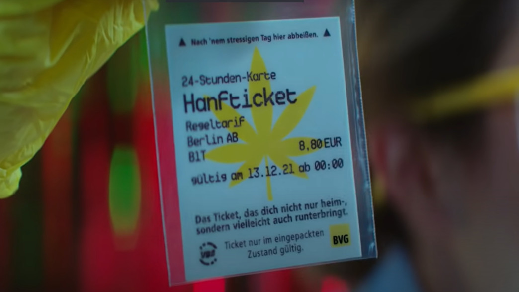 כרטיס תחבורה ציבורית אכיל בברלין (צילום: 
Weil wir dich lieben, youtube)