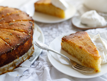 עוגת פולנטה ולימון עם קצפת כמעט לא ממותקת
