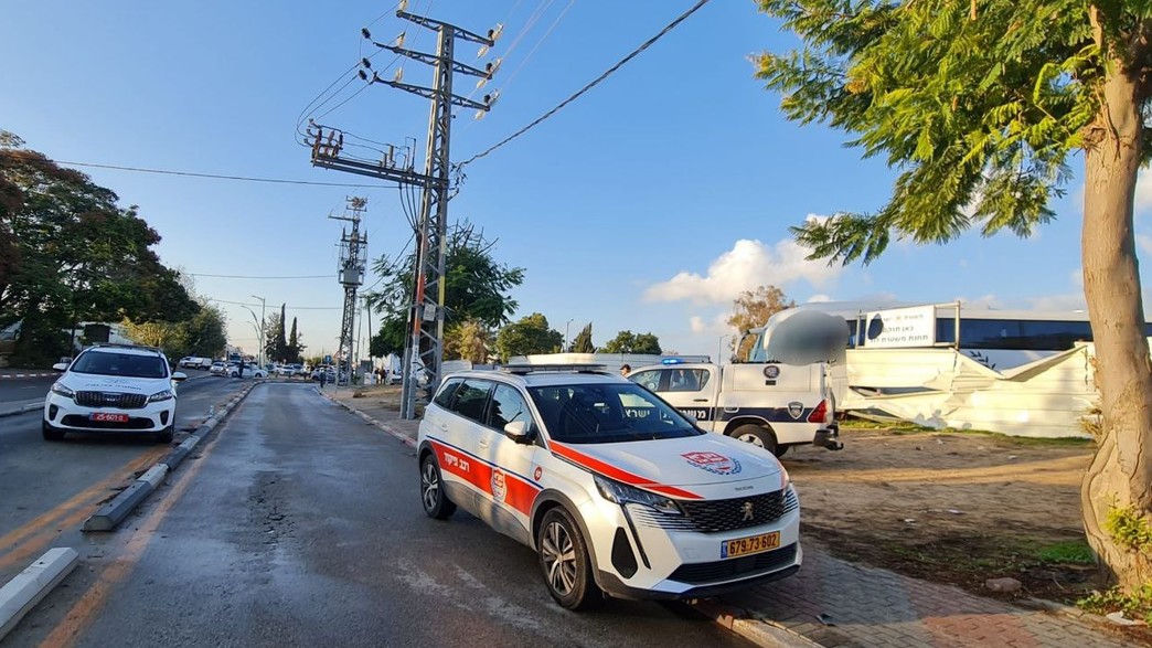 שלט בזירת הרצח: "כאן תוקם תחנת משטרה בלוד" שלט בזירת הרצח: "כאן תוקם תחנת משטרה בלוד"