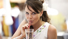 אישה שותה סודה (צילום: shutterstock Por AlikeYou)